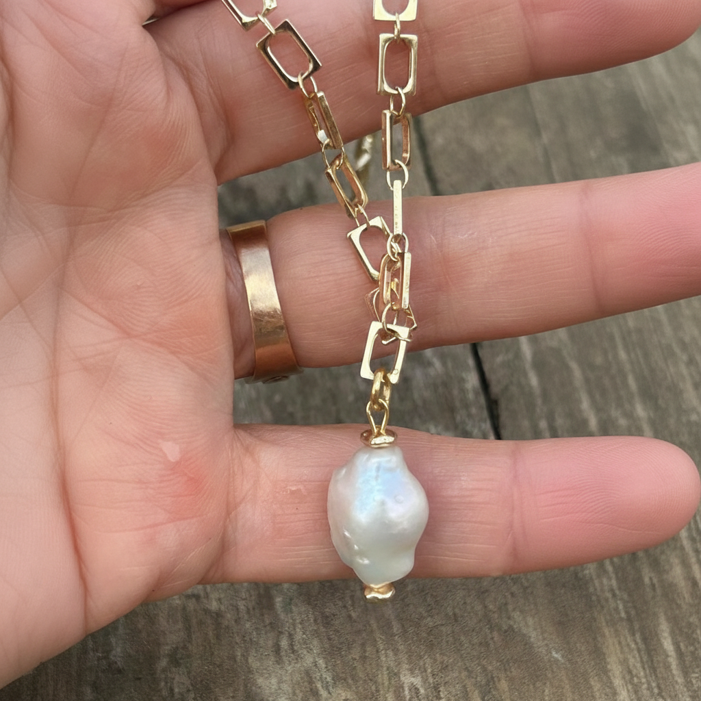 שרשרת זהב עם תליון פנינת בארוק טבעית Ora