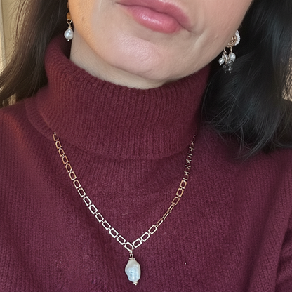 שרשרת זהב עם תליון פנינת בארוק טבעית Ora